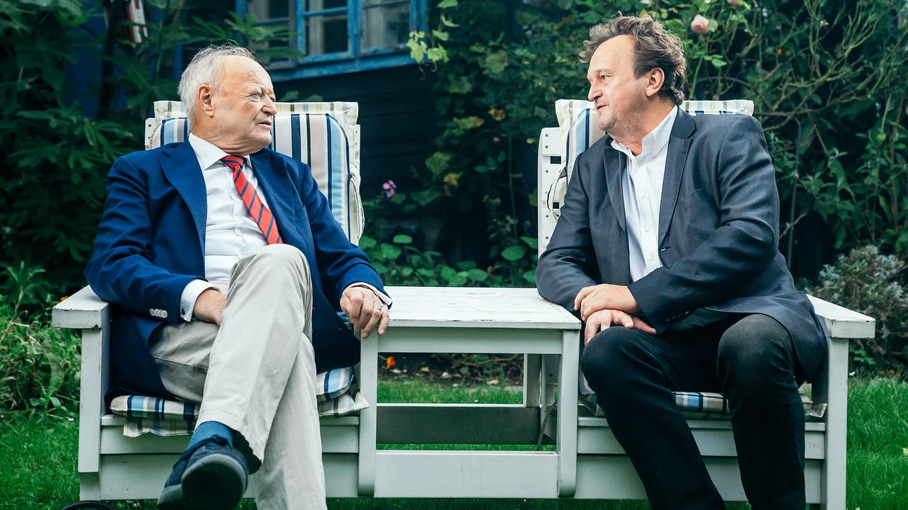 Andreas Khol und Hanno Settele, in zwei Gartensessel sitzend, sprechen miteiander über die Staatsbürgerschaft. 