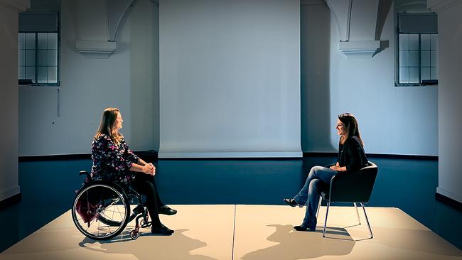 Eine Frau im Rollstuhl wird interviewt.