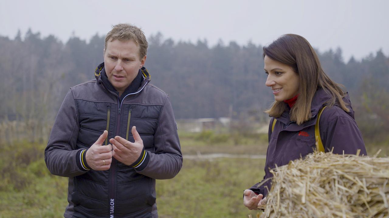 Landwirt Norbert Hackl draußen im Interview mit Lisa Gadenstätter