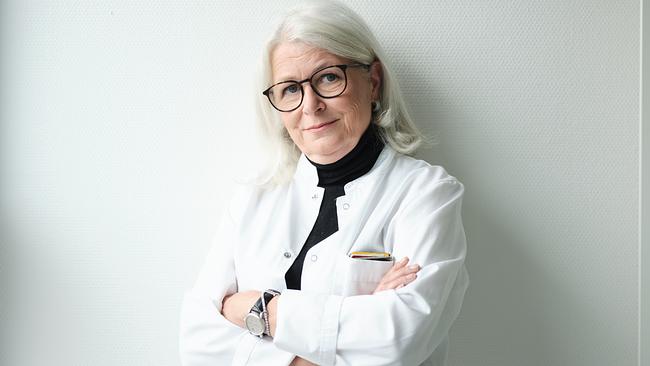 Porträt der Gerichtspsychiaterin Heidi Kastner im weißen Kittel