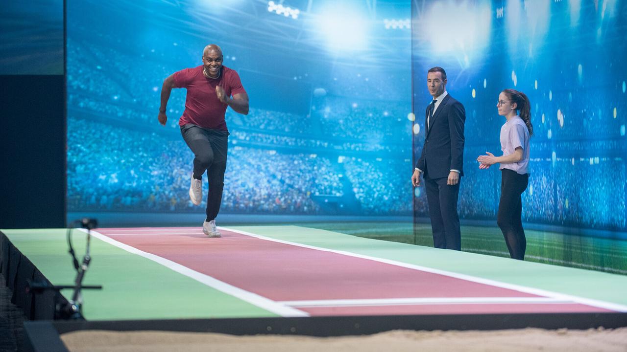 © ORF/NDR/Thorsten Jander "Klein gegen Groß - Das unglaubliche Duell": Carl Lewis, Kai Pflaume, Louisa