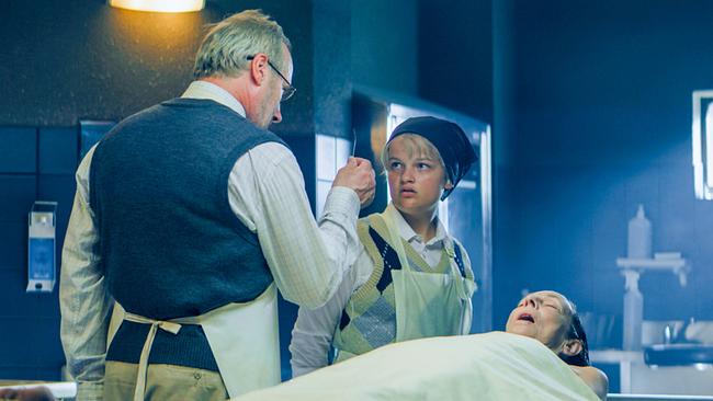 "Totenfrau": Blums Vater Hagen (Wolfram Koch) will, dass die junge Blum (Amelie Rohde) am Leichnam einer alten Dame eine Kieferligatur durchführt.