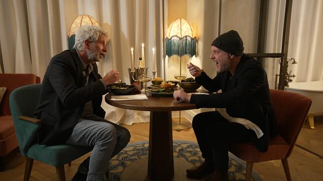 Stermann und Grissemann sitzen beim Candlelight Dinner in schöner Atmosphäre an einem kleinen runden Tisch