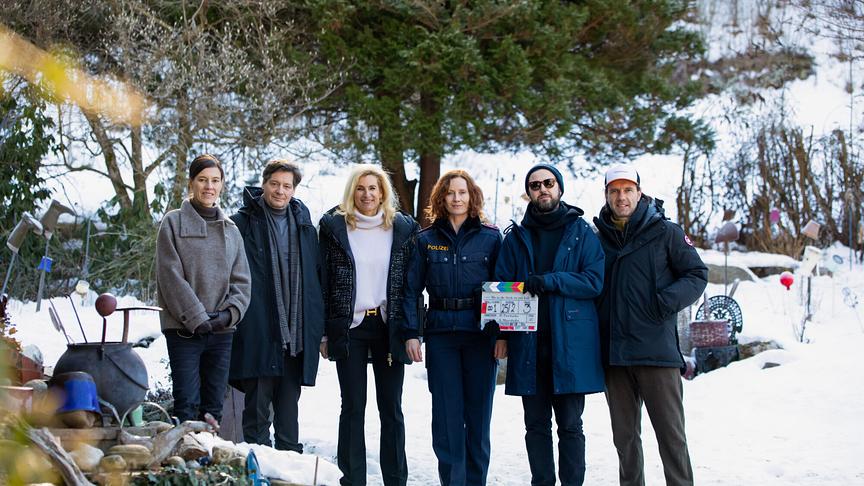 © ORF/Mona Film/Tivoli Film/Helga Rader LandKrimi: "Bis in die Seele ist mir kalt" (AT): Pia Hierzegger, Fritz Karl, Producerin Gudula von Eysmondt, Jutta Fastian, Regisseur Daniel Prochaska, Kameramann André Mayerhofer.