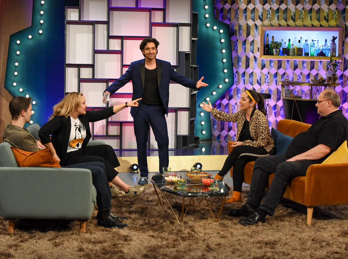 © ORF/Hubert Mican "Der Kabarett Spieleabend": Clemens Maria Schreiner, Verena Scheitz, Stefano Bernardin, Caroline Athanasiadis, Günther Lainer