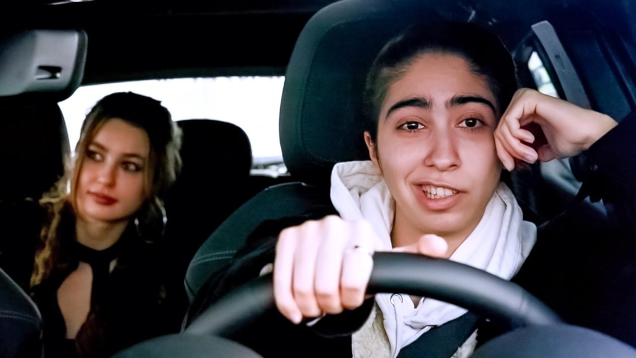 © ORF/KGP Filmproduktion Yara, eine junge Frau, sitzt am Steuer eines Autos, während Freundinnen Lola und Sissi auf den Rücksitzen zu sehen sind.