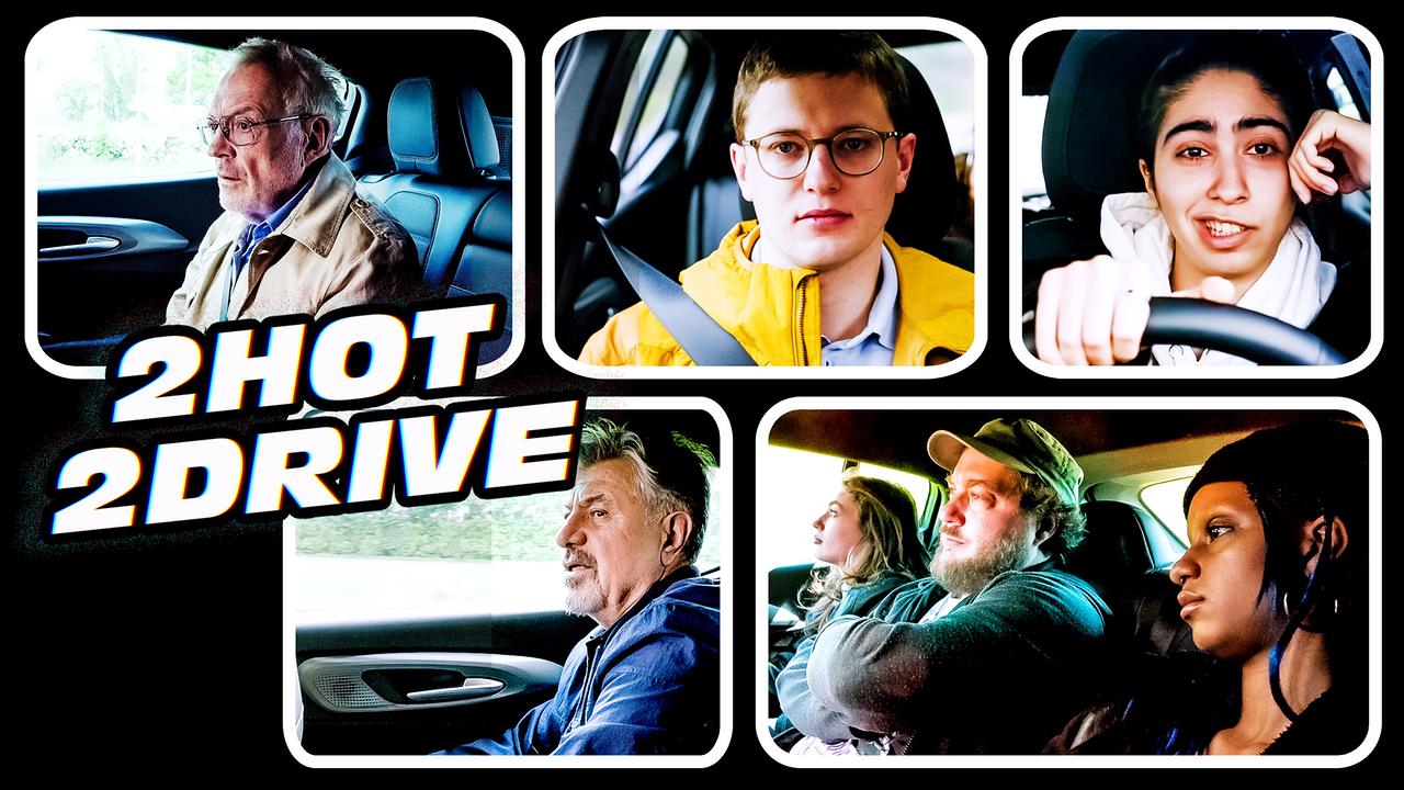 © ORF/KGP Filmproduktion Eine Collage zeigt verschiedene Menschen wie Fahrschülerin Yara am Steuer, Fahrlehrer Florian und die Mitfahrenden im Auto auf der Rückbank, ergänzt durch den Schriftzug „2HOT2DRIVE“.