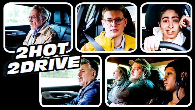 © ORF/KGP Filmproduktion Eine Collage zeigt verschiedene Menschen wie Fahrschülerin Yara am Steuer, Fahrlehrer Florian und die Mitfahrenden im Auto auf der Rückbank, ergänzt durch den Schriftzug „2HOT2DRIVE“.