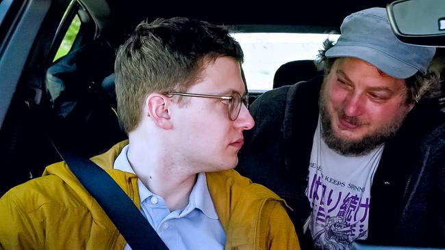 © ORF/KGP Filmproduktion Fahrlehrer Florian mit Brille und gelber Jacke sitzt angeschnallt am Beifahrersitz im Auto, und beugt sich Mitfahrer Luki nach hinten.
