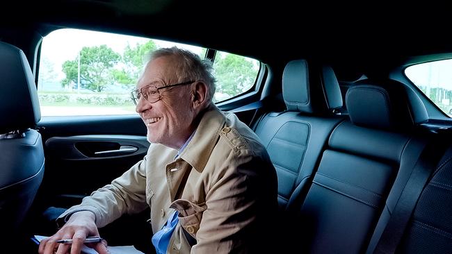 © ORF/KGP Filmproduktion Josef Hader sitzt als Fahrprüfer auf der Rückbank im Fahrschulauto.