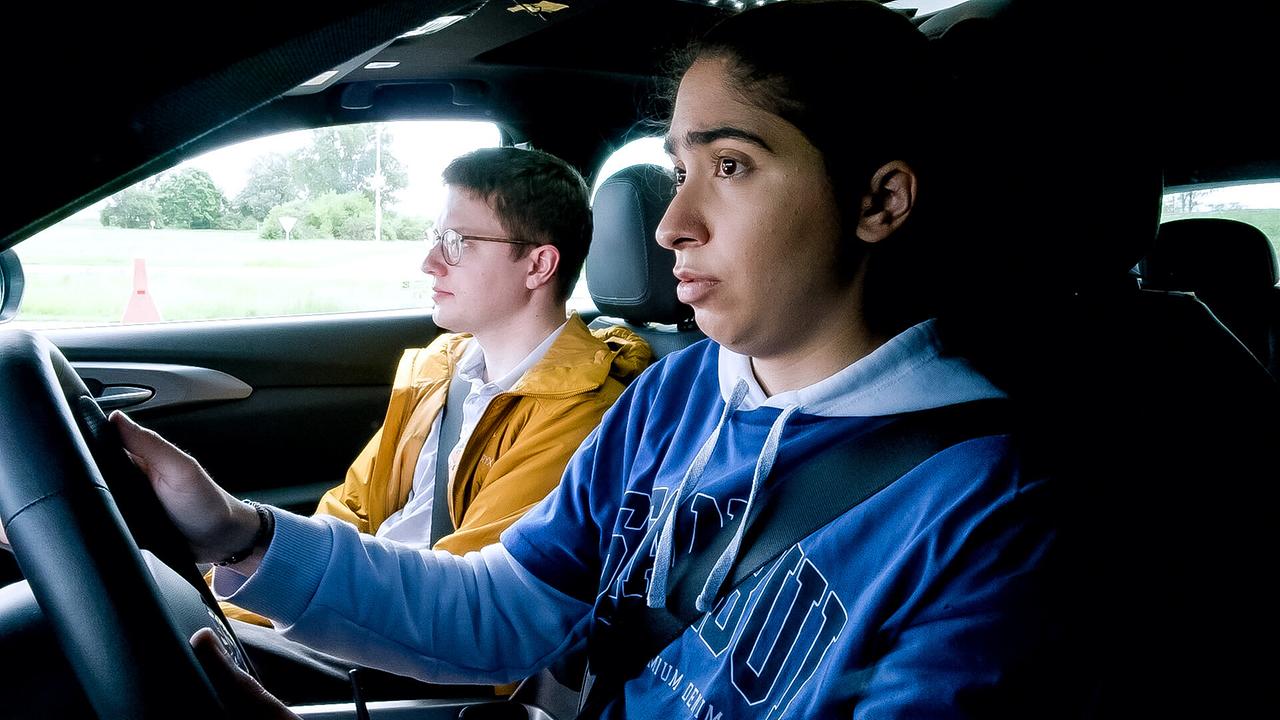 © ORF/KGP Filmproduktion Yara sitzt am Steuer des Fahrschulautos mit Fahrlehrer Florian neben ihr.