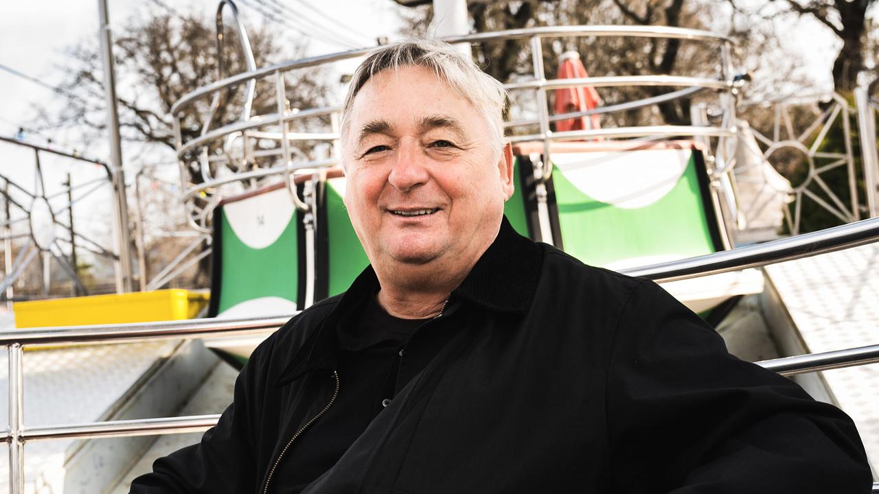Andreas Vitásek sitzt im Freien in einer Gondel eines Riesenrad im Prater