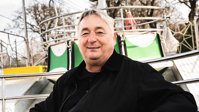 © ORF/Ulrike Rauch Andreas Vitásek sitzt im Freien in einer Gondel eines Riesenrad im Prater