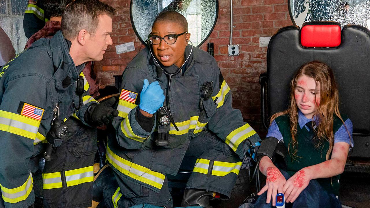 © ORF/PRO7/© 2023 20th Television/Jack Zeman Henrietta spricht mit Bobby, während sie den Blutdruck eines Mädchens misst, dessen Haut rote, entzündete Flecken aufweist