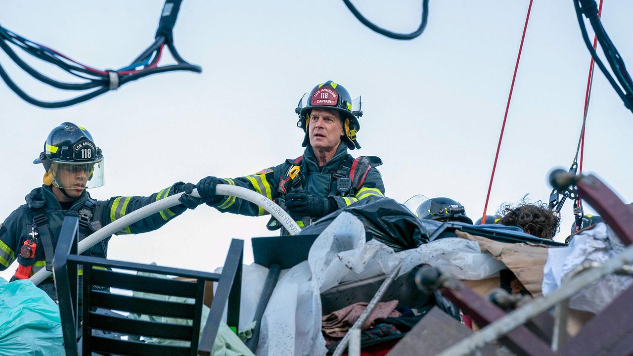 © ORF/PRO7/© 2023 20th Television/Jack Zeman Feuerwehrleute in voller Schutzausrüstung arbeiten zwischen Trümmern und halten einen Feuerwehrschlauch