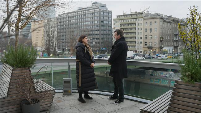 Hanno Settele steht mit Monika Köppl-Turyna, Ökonomin bei EcoAustria, auf einer Terrasse in Wien und spricht mit der Inflationsexpertin wie und wo sich die Preiserhöhungen auswirken.