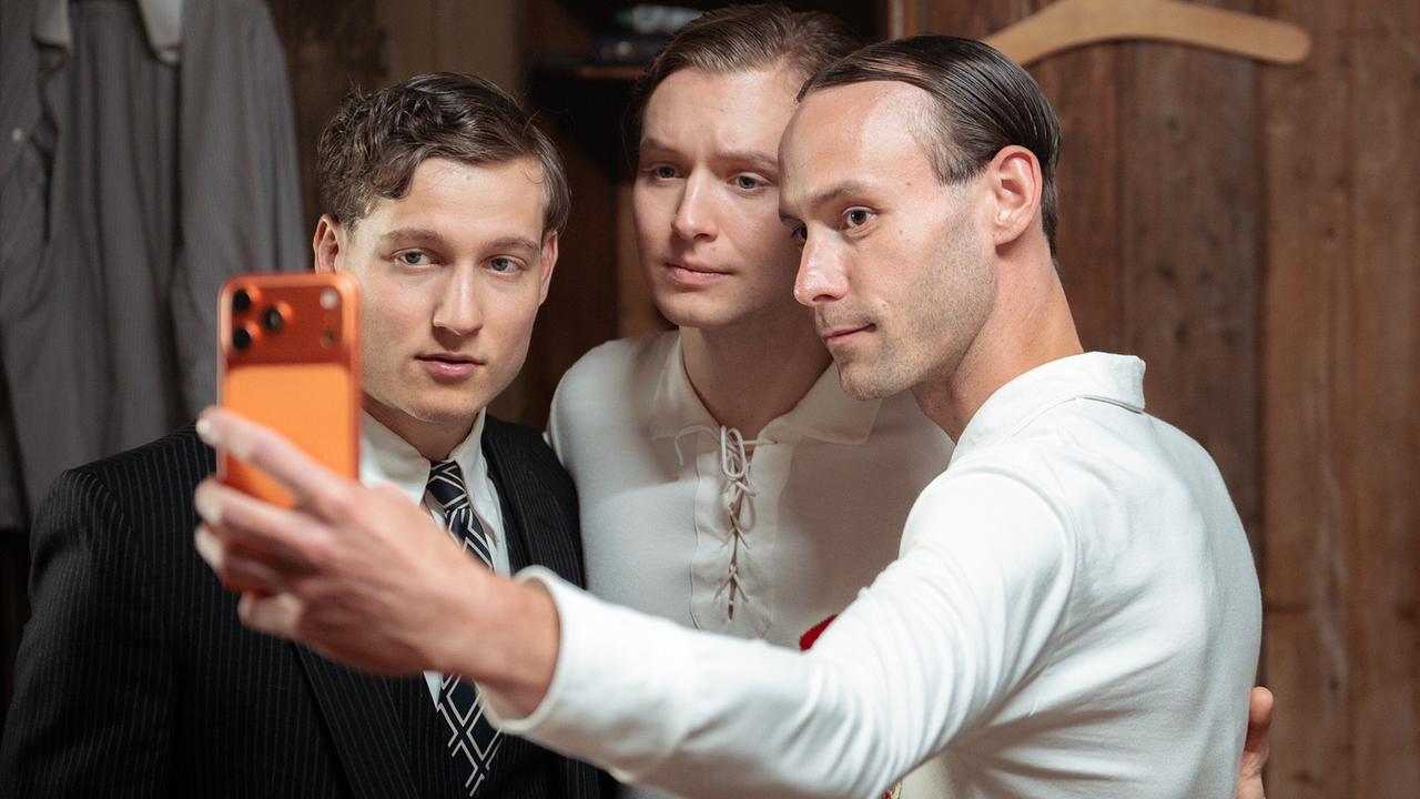 © ORF/Neulandfilm/Rizar.Photo Drei Fußballspieler mit Handy in der Hand