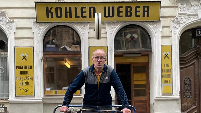 Peter Hinterhoger ist einer der letzten Kohlenhändler in Wien. Er steht mit einem Lastenfahrzeug vor seinem Geschäft. Als Aufdruck ist zu lesen: Kohlen, Holz und Heizöl. Mittlerweile verkauft er mehr Holz als Kohle.