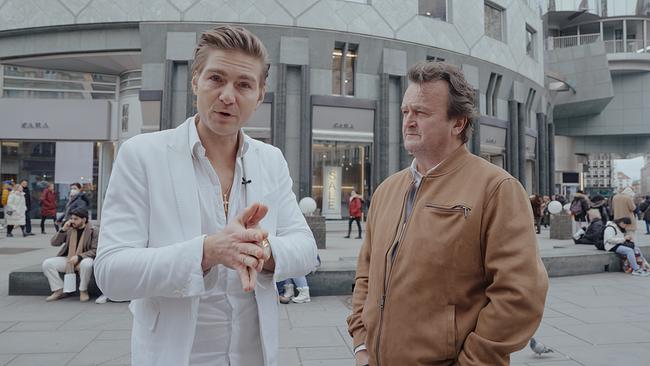 Hanno Settele trifft in der Wiener Innenstadt Influencer-Star Jeremy Fragance. Hanno Settele zeigt sich erstaunt über dessen Erfolg.