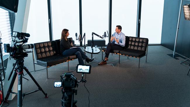 Lisa Gadenstätter sitzt in ihrem Good News - Studio Experte Markus Zimmer von Buzz Value gegenüber und plaudert mit ihm. 