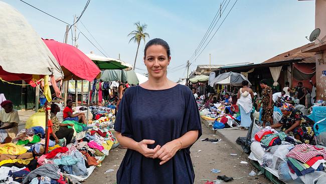 Moderatorin Lisa Gadenstätter steht mitten auf Ghanas größtem Textilmarkt