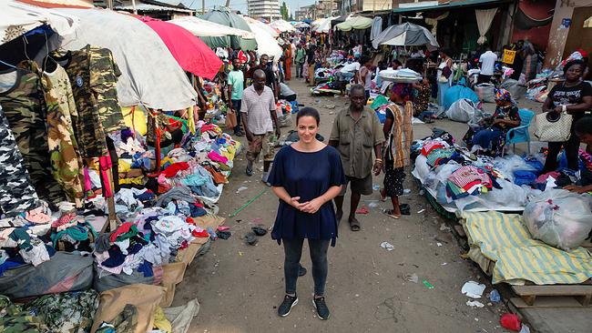 Lisa Gadenstätter steht in der Mitte des größtem Second Hand Kleidermarkt Westafrikas.
