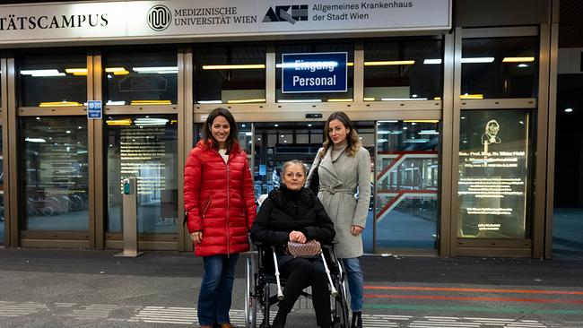 Lisa Gadestätter trifft eine ALS-Patientin und ihre Tochter vor dem Wiener AKH. Die drei unterhalten sich über ein neues Medikament, dass ALS-PatientInnen Hoffnung gibt. 