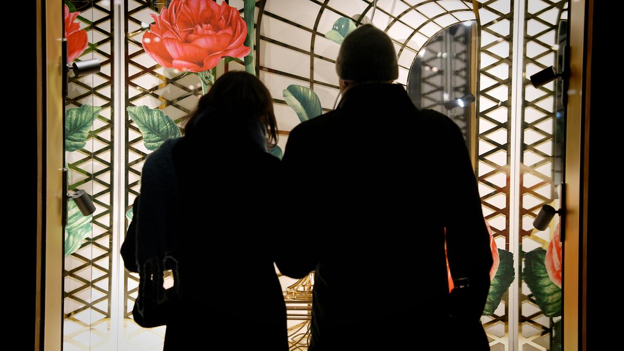 Ein Mann und eine Frau gehen in das berühmt berüchtigte Hotel Orient. 