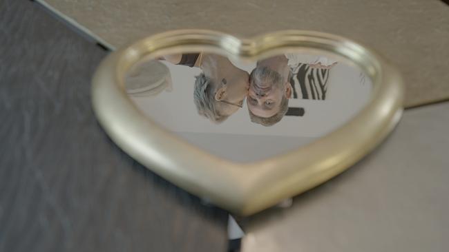 Ein Spiegel in Herzform liegt auf einem Tisch. Darin zu sehen: Sabine und Peter Buiten. Die beiden  dachten nach einem Seitensprung kurz an Scheidung - doch haben durch Paartherapie wieder zueinander gefunden.  