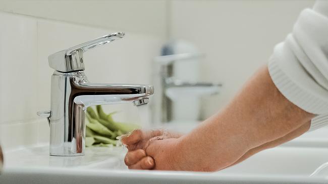 Jemand wäscht sich die Hände. Der Waschzwang ist einer der häufigsten Zwangsstörungen
