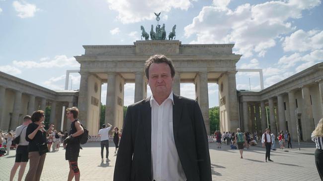 Hanno Settele steht vor dem Brandenburger Tor in Berlin  und fragt sich, wie es um Deutschland eigentlich steht und was das für Österreich bedeutet?