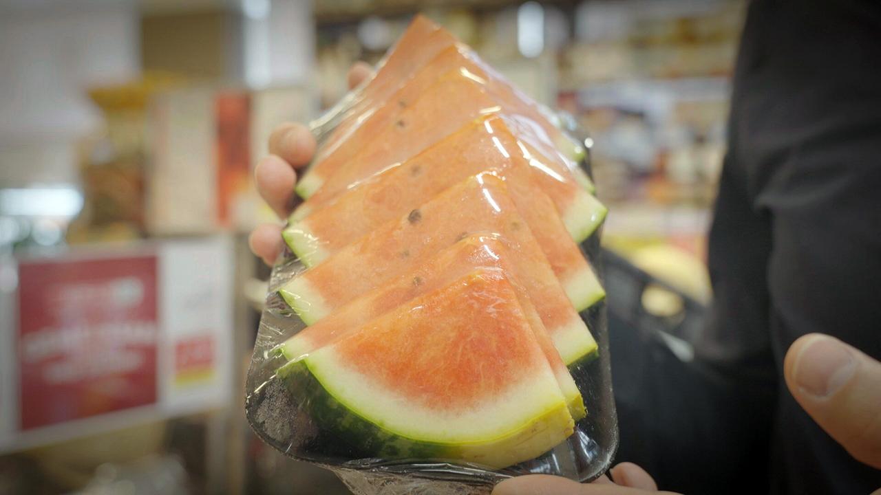 Achtung Essen - Was der Fertigessen-Boom bei uns anrichtet: Um sich Zeit zu sparen wird gerne auch bei Obst auf fertig zubereitete Produkte zurückgegriffen.