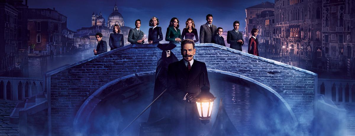 Hercule Poirot im Vordergrund mit einer Laterne auf einer venezianischen Gondel, hinter ihm ein maskierter Gondoliere und zehn Personen auf einer Brücke