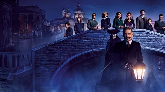 Hercule Poirot im Vordergrund mit einer Laterne auf einer venezianischen Gondel, hinter ihm ein maskierter Gondoliere und zehn Personen auf einer Brücke