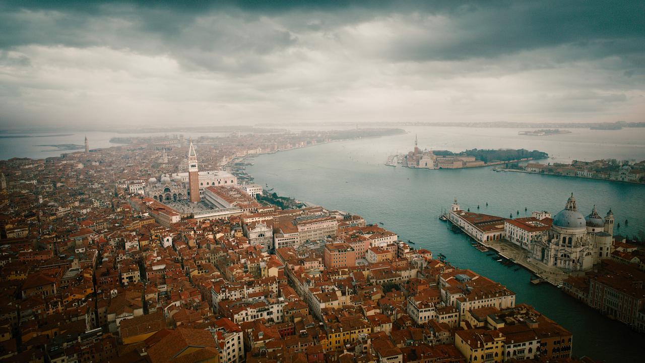 Venedig aus der Vogelperspektive - Campanile, Dogenpalast, Kirchen und die zahlreichen mit Dachziegeln gedeckten Häuser am Meer