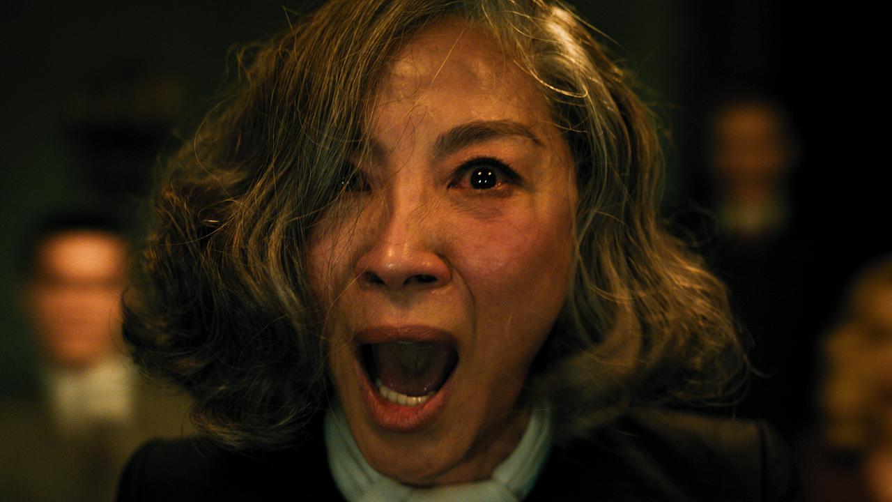 Michelle Yeoh als Joyce Reynolds - mit aufgerissenen Augen und geöffnetem Mund blickt sie entsetzt nach oben