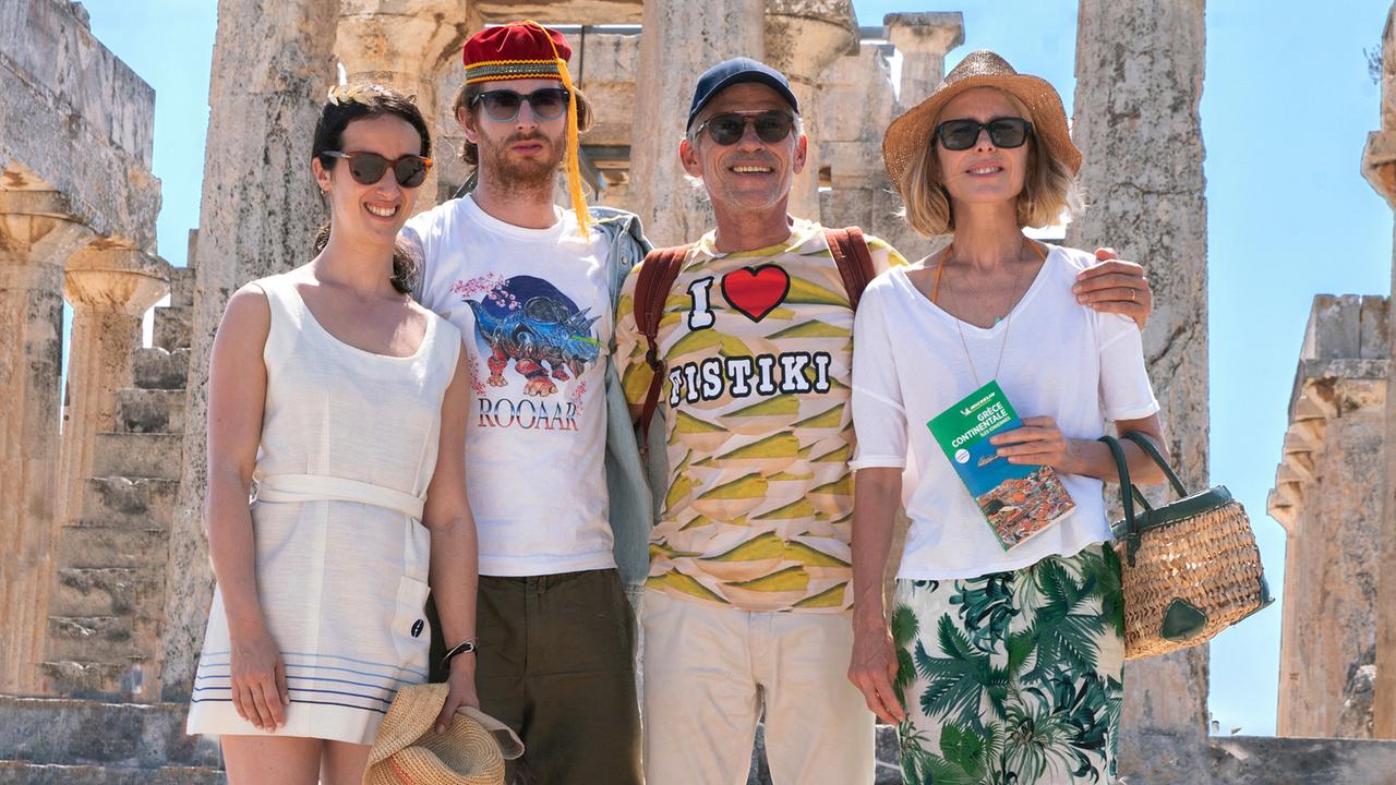Ein Familienfoto auf der Akropolis, ein Mann mit seiner Frau, seine erwachsene Tochter und sein erwachsener Sohn, alle mit Sonnenbrillen blicken mehr oder weniger freundlich in die Kamera
