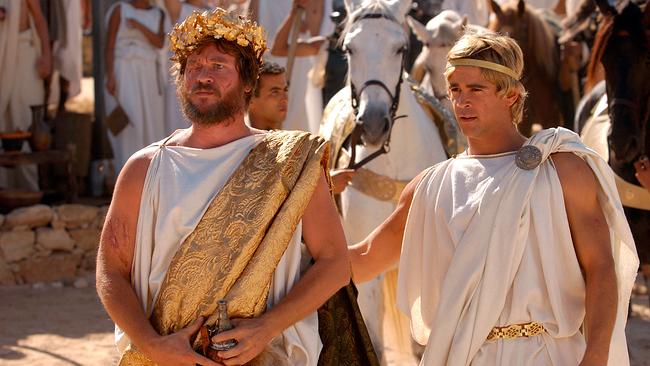 © ORF/Constantin Film Zwei Männer in weißer antiker Kledung, der ältere trägt eine goldene Schärpe und eine Krone, der jüngere eine weiße Schärpe und ein goldenes Haarband