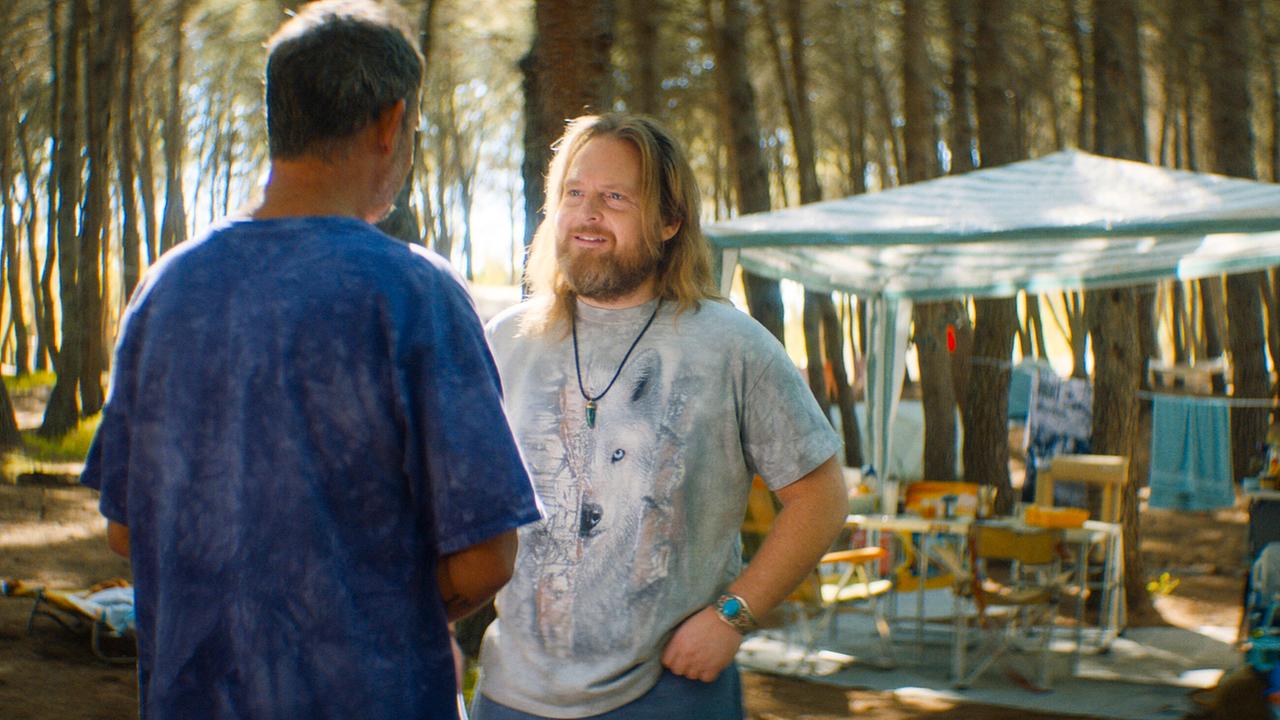 © ORF/ProSieben/LEONINE Studios Axel Stein als Jens spricht auf einem bewaldeten Campingplatz mit Moritz Bleibtreu als Andi