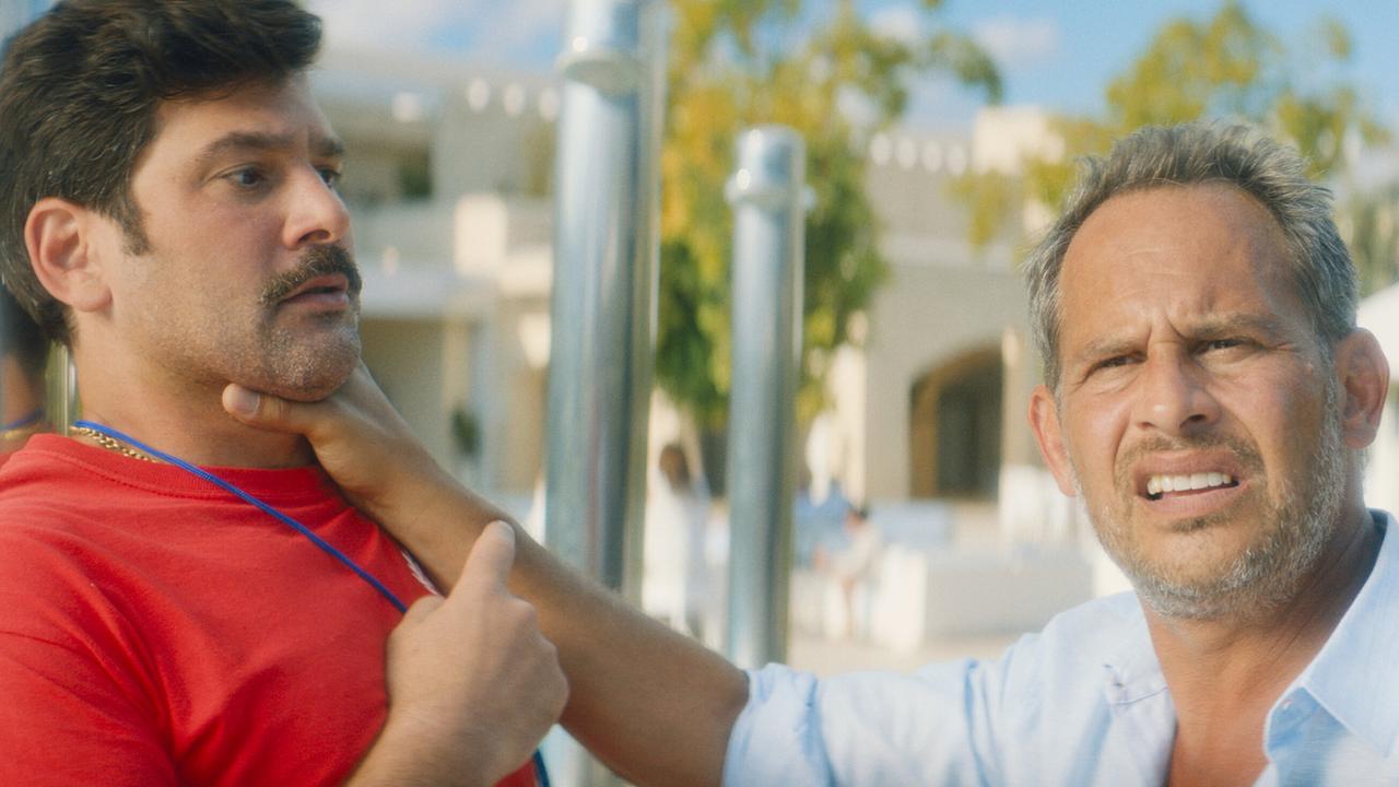 © ORF/ProSieben/LEONINE Studios Moritz Bleibtreu hält als Andi verärgert Jasin Challah als Schwimmlehrer Paris an der Gurgel, der ihn verwundert anschaut