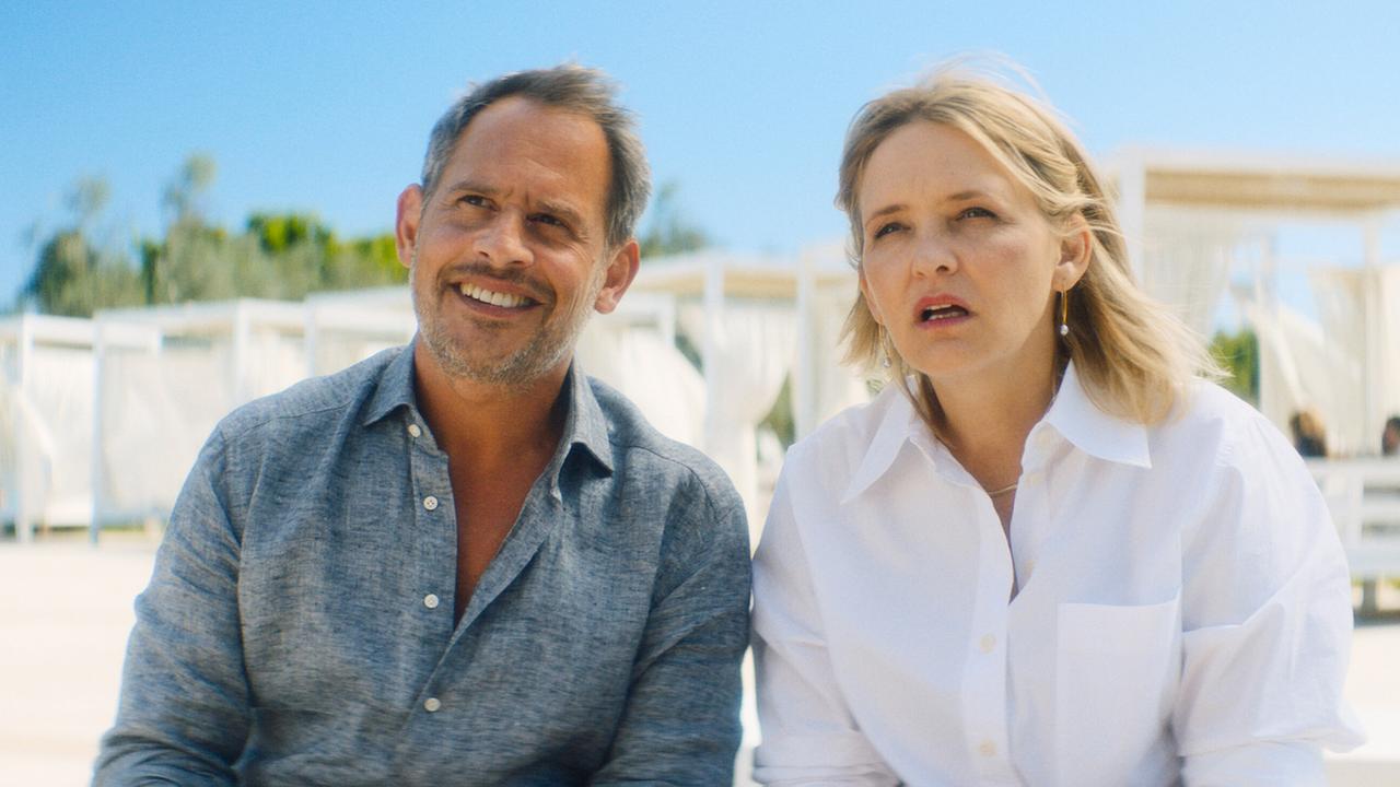 © ORF/ProSieben/LEONINE Studios Moritz Bleibtreu als Andi und Laura Tonke als Marion in sommerlicher Kleidung, er lächelt überheblich, sie blickt fragend drein