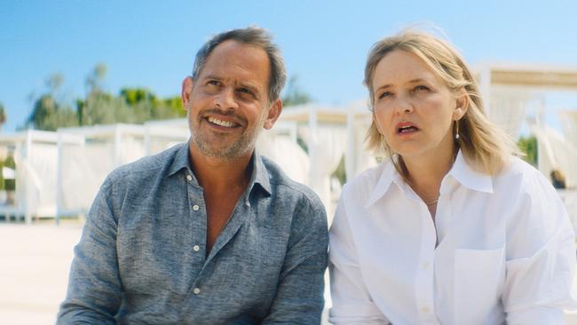 Moritz Bleibtreu als Andi und Laura Tonke als Marion in sommerlicher Kleidung, er lächelt überheblich, sie blickt fragend drein