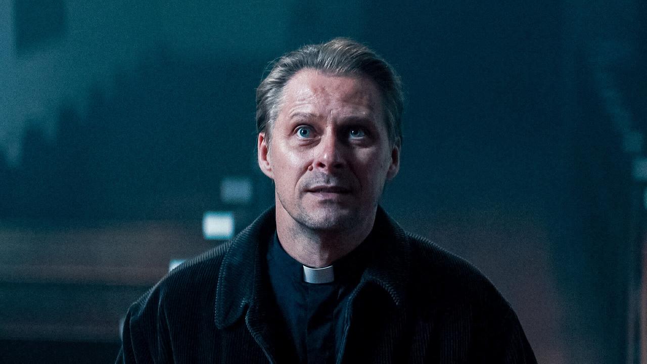 © ORF/Allegro Film Priester Matias blickt in einer finsteren Umgebung nachdenklich nach oben.
