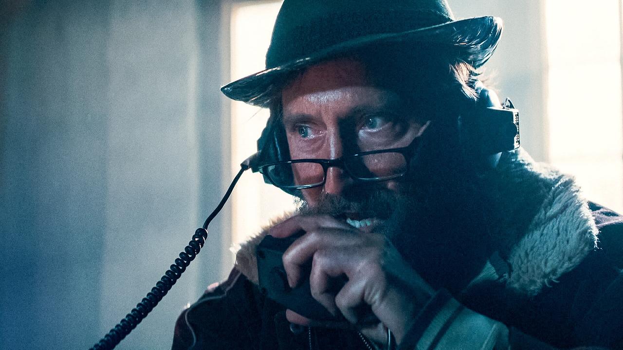 © ORF/Allegro Film Norbert, ein bärtiger Mann mit Hut, Brille und Kopfhörern, spricht in ein Funkgerät.