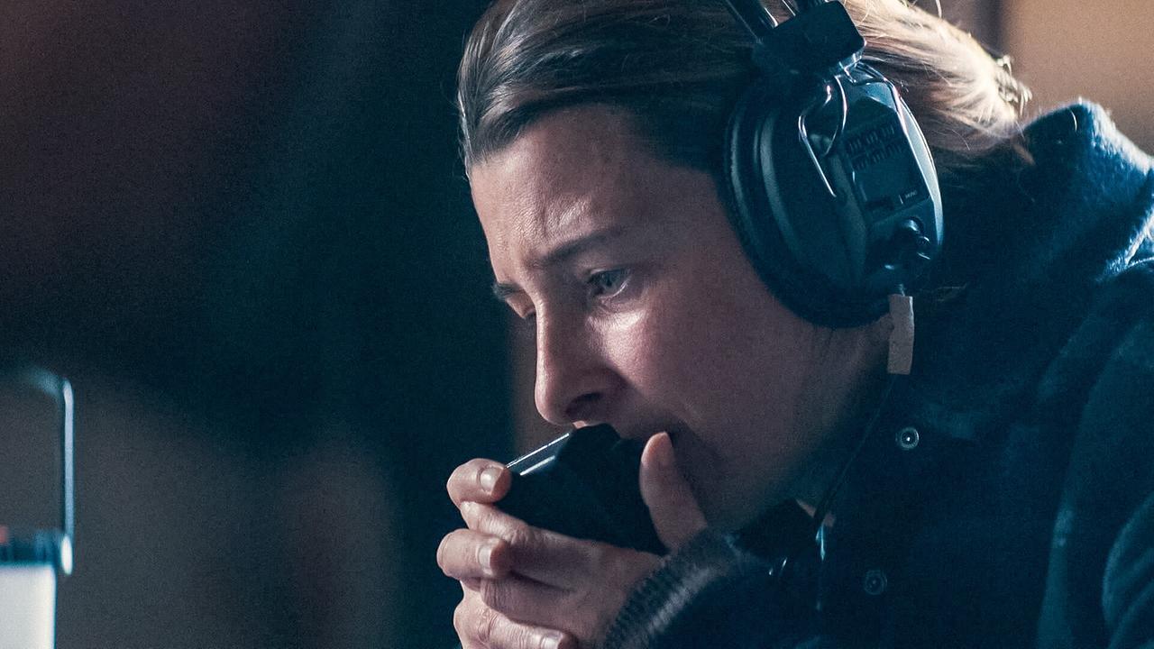 © ORF/Allegro Film Agnes mit großen Kopfhörern spricht konzentriert in ein Handfunkgerät.