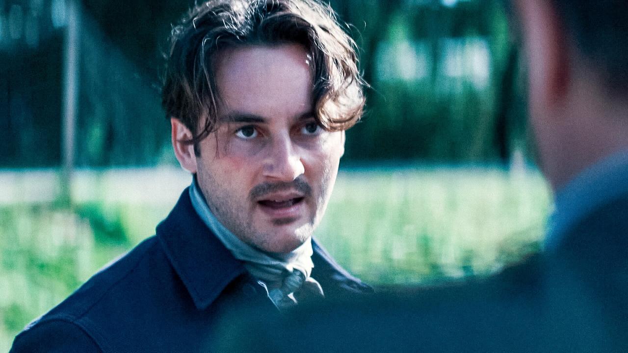 © ORF/Allegro Film Georg blickt in einem Gespräch im Freien ernst zu seinem Gegenüber.