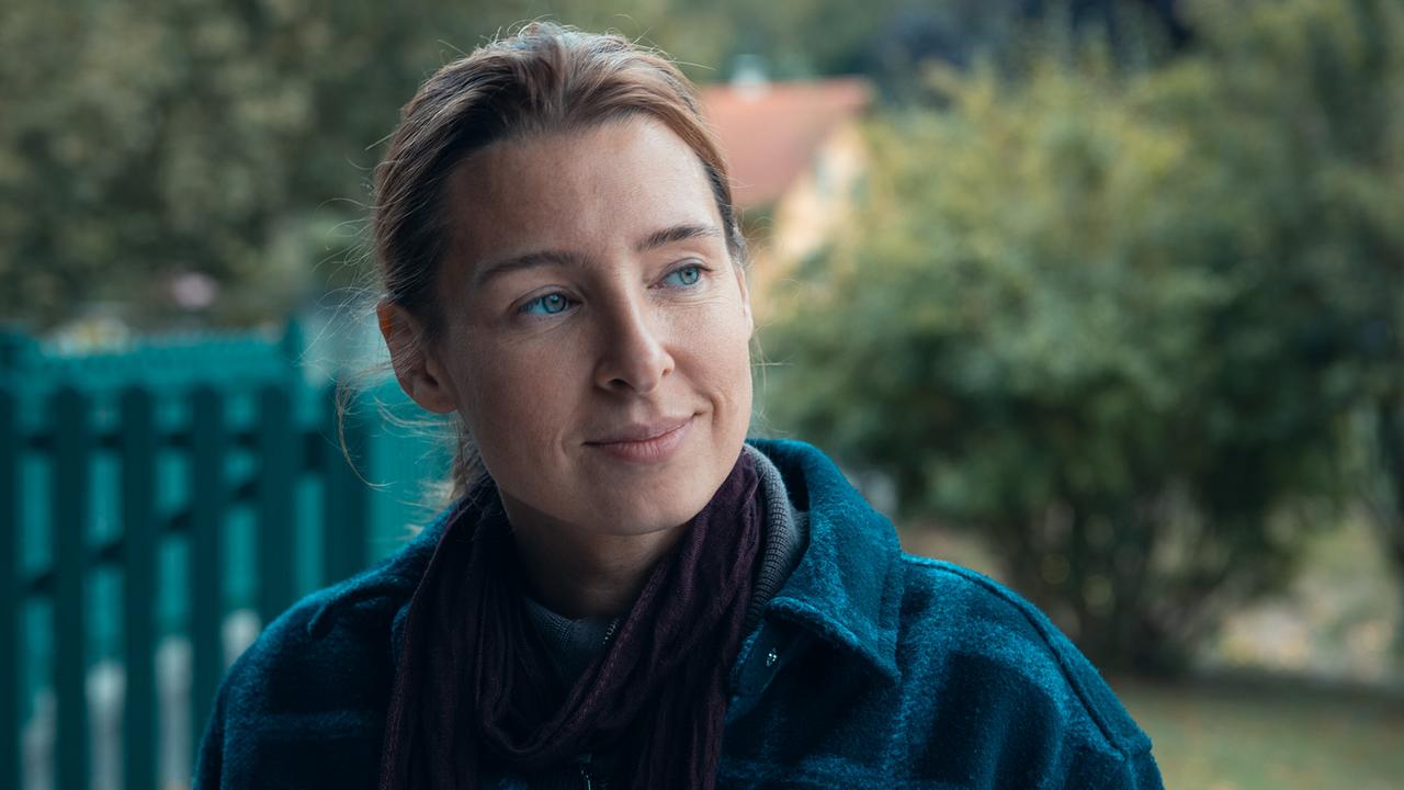 © ORF/Allegro Film/Anjeza Cikopano Agnes blickt im Freien mit einem leichten Lächeln zur Seite.