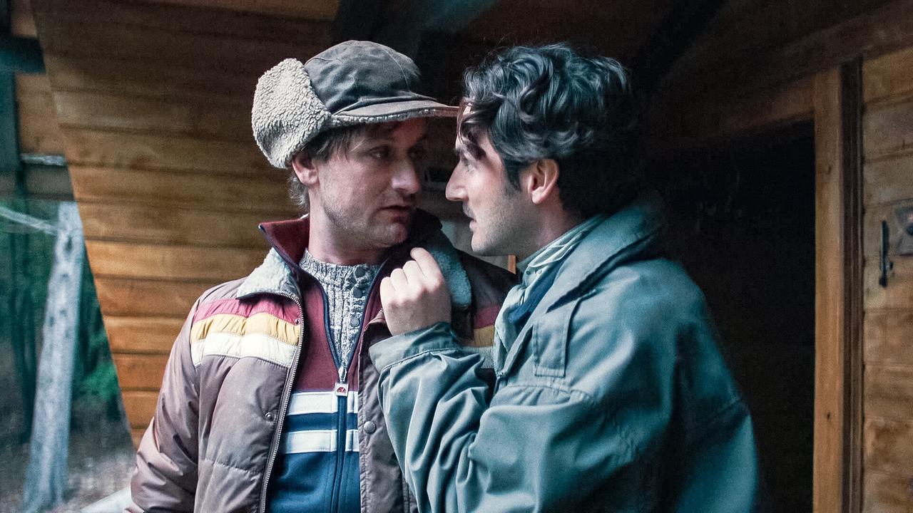 © ORF/Allegro Film Klaus und Georg stehen eng vor einer Holzhütte und sprechen eindringlich miteinander.