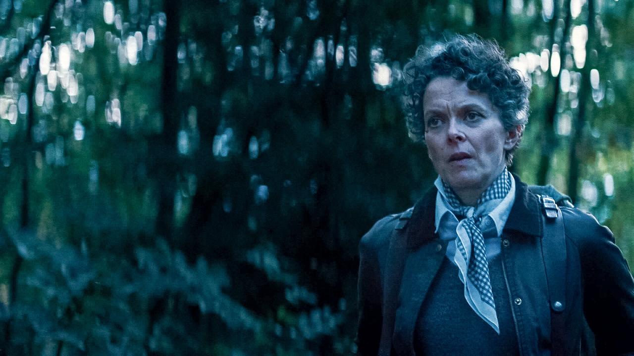 © ORF/Allegro Film Betti steht allein in einem dunklen Wald.