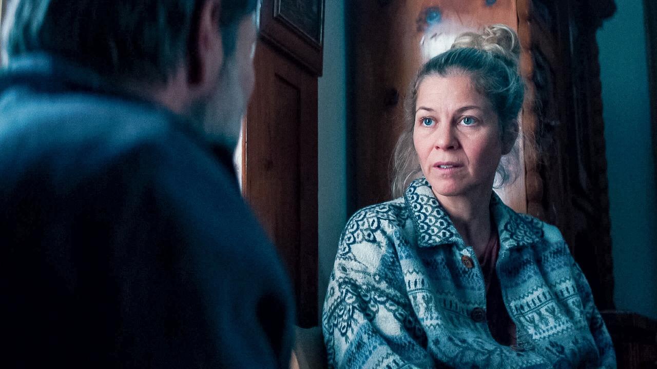© ORF/Allegro Film Elisabeth mit hochgesteckten Haaren führt in einem holzgetäfelten Raum ein ernstes Gespräch mit einem Mann, der ihr gegenüber sitzt.